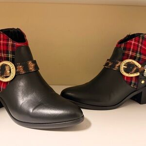 Betsey Johnson Wilma Black Plaid Booties | Gold Buckle |
Grunge | Size 7